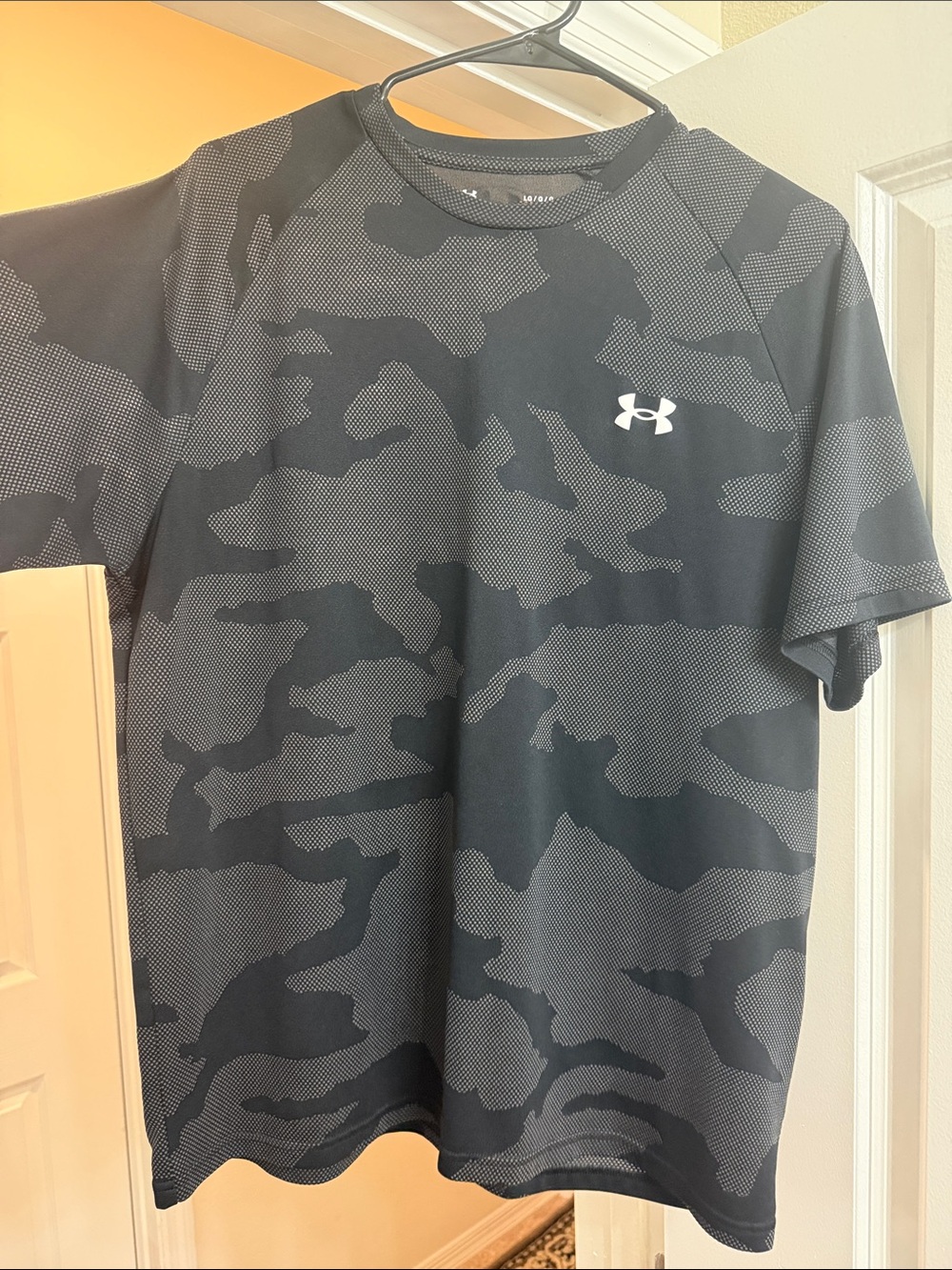 Under Armour Men’s Black & Gray Camo Short Sleeve Performance Tee
